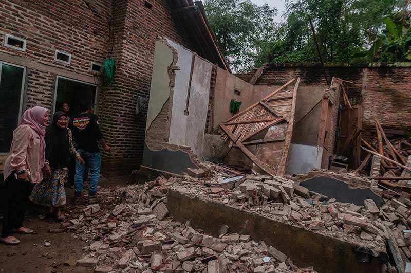 Rumah warga di Pandeglang, Banten ambruk diguncang gempa kemarin sore. (Foto: Ant)