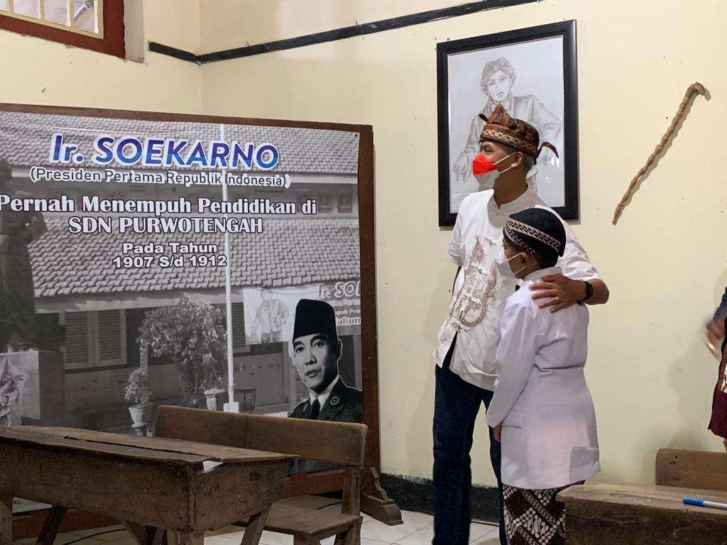 Ganjar Pranowo saat mengunjungi SDN Purwotengah Kecamatan Magersari Kota Mojokerto. (Foto: Dok Jateng)
