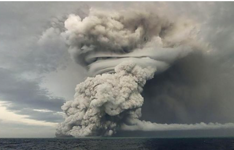Semburan abu dan gas dari letusan gunung api bawah laut di Tonga. (Foto: cnn)