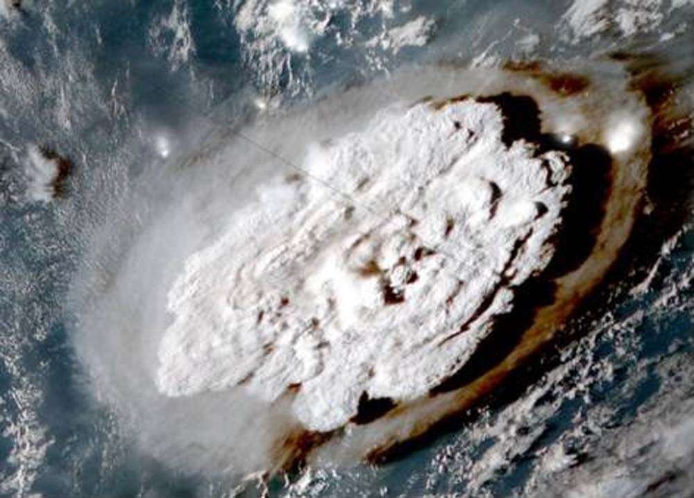Gambar satelit memperlihatkan erupsi gunung api bawah laut Hunga Tonga Hunga Haapai. (Foto: Istimewa)