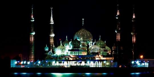 Masjid terapung paling indah di dunia, indonesia juga punya. (Foto: Istimewa)