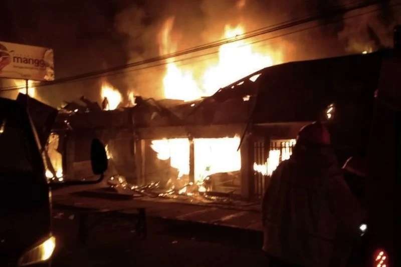 Pasar Bululawang, Malang terbakar pada Minggu, 16 Januari 2022 dinihari. (Foto: Ant)