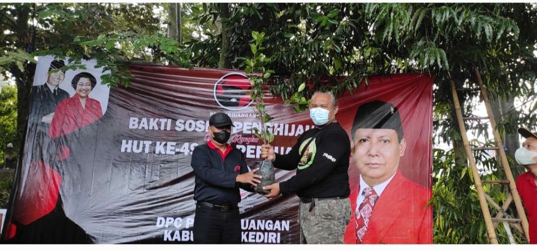 Komitmen merawat 376 sumber mata air, DPC PDI-Perjuangan Kabupaten Kediri menanam tiga ribu pohon. (Foto: Fendhy Plesmana/Ngopibareng.id)