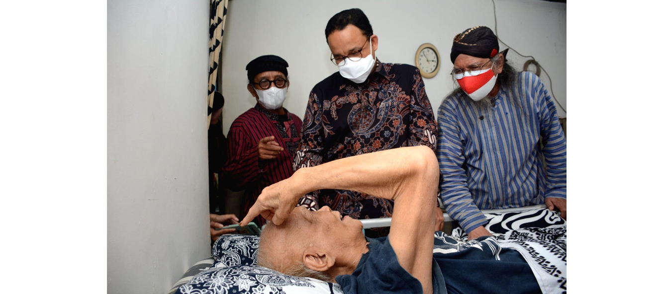 Sastrawan Remy Sylado terbaring di ranjang akibat stroke dijenguk Gubernur DKI Jakarta Anies Baswedan. (Foto: Istimewa)