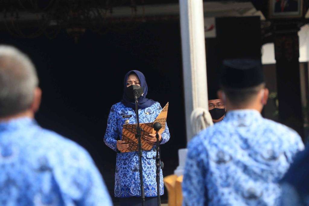 Bupati Mojokerto, Ikfina Fahmawati memimpin apel pagi di halaman Kantor Bupati Mojokerto, Senin 17 Januari 2022 pagi. (Foto: Smh/Ar)