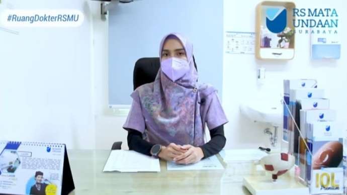 Dokter spesialis mata RS Mata Undaan Surabaya, dr Astrid Pricilia Syulianti,Sp.M dalam ruang dokter RS Mata Undaan. (Foto: tangkapan layar)