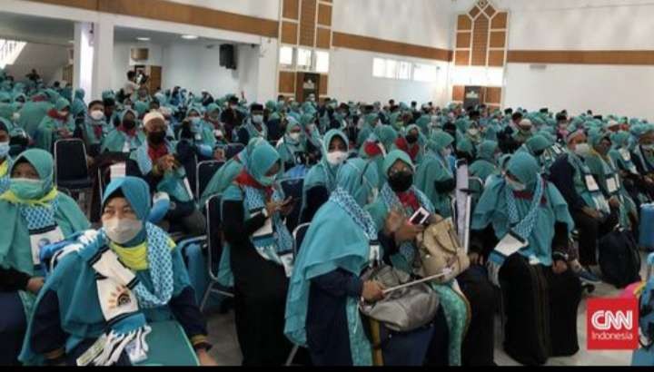 Para jemaah umrah menjelang keberangkatan ke Arab Saudi di tengah pandemi Covid-19 dari Asrama Haji Pondok Gede, Jakarta. (Foto: Istimewa)