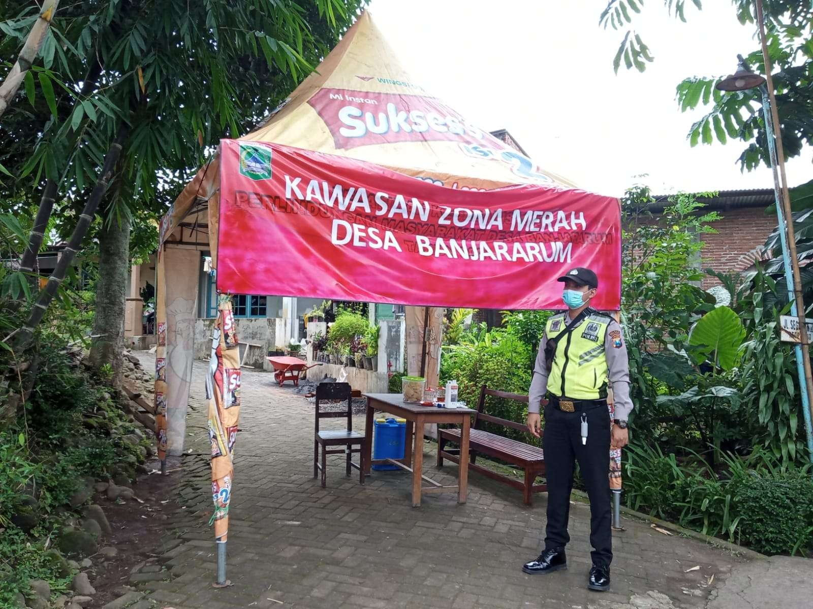 Kawasan RT 02 Desa Banjararum, Singosari, Malang ditutup pasca penyebaran Omicron (Foto: Lalu Theo/ngopibareng.id)