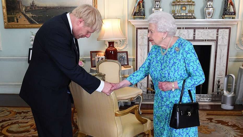 PM Inggris Boris Johnson menemui Ratu Inggris Raya Elizabeth II pada 2019. Ia menghadap Sang Ratu kembali pada pada Jumat 14 Januari 2022. (Foto: Reuters)