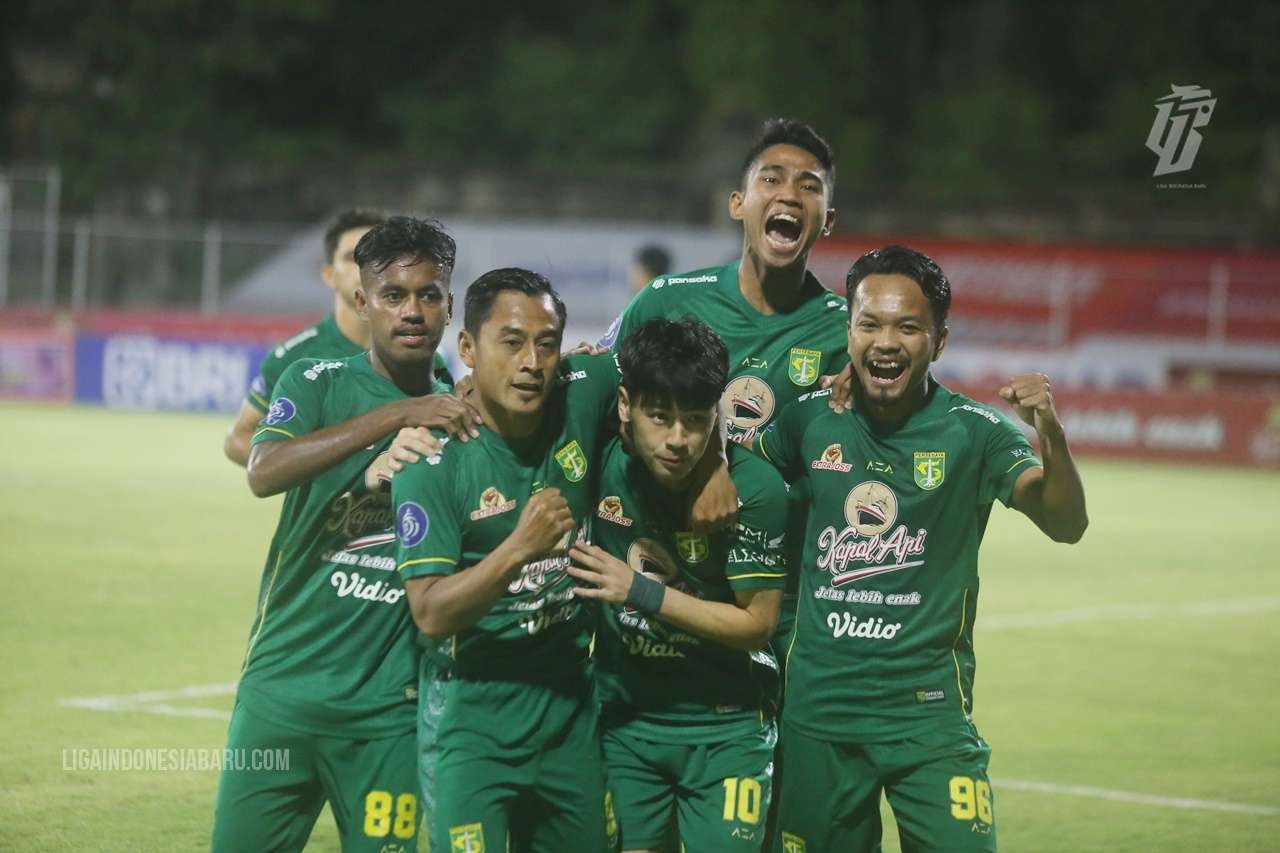 Pemain Persebaya melakukan selebrasi usai membobol gawang PSM Makassar. (Foto: Istimewa)