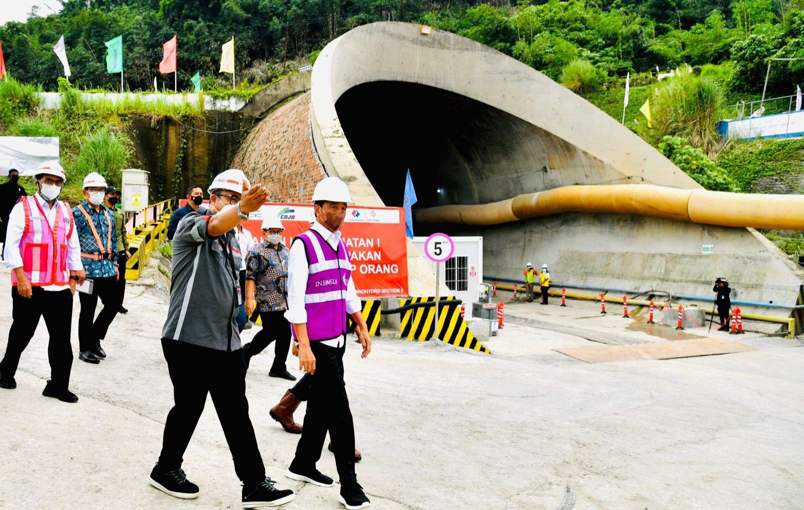 Presiden Jokowi meninjau  terowongan atau tunnel KCJB di Kabupaten Purwakarta, Jawa Barat. (Foto: Setpres)