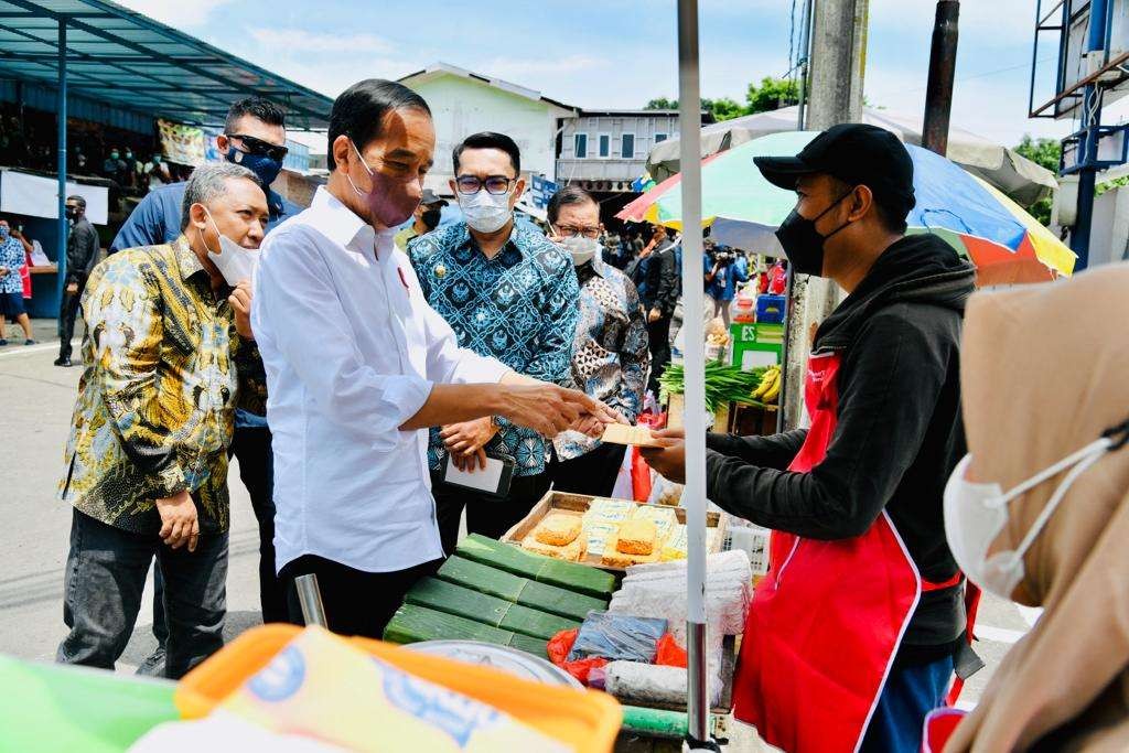 Presiden Joko Widodo blusukan ke Pasar Sederhana untuk memberikan bantuan tambahan modal. ( foto: Setpres)