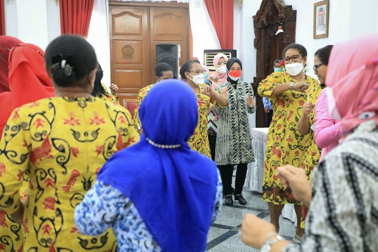 Ketua Tim Penggerak PKK Jateng Atikoh Ganjar Pranowo menyambut kunjungan pengurus Dharma Wanita dari Provinsi Papua. (Foto: ist)