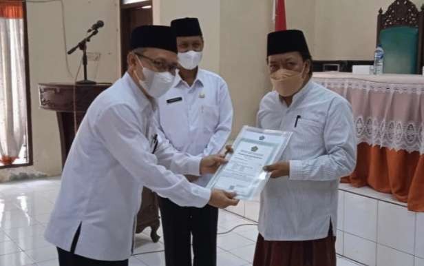 Kepala Kantor Kemenag Situbondo, Misbahul Munir saat menyerahkan piagam izin operasional NSPP kepada pengasuh ponpes. (Foto: Kankemenag Situbondo)