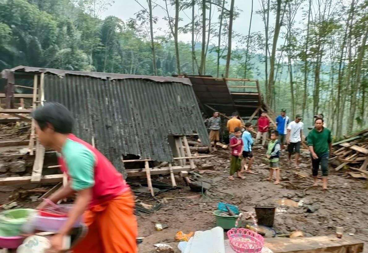 Pasca banjir bandang di Desa Gunggungan Kidul, Kabupaten Probolinggo. (Foto: Ikhsan Mahmudi/Ngopibareng.id)