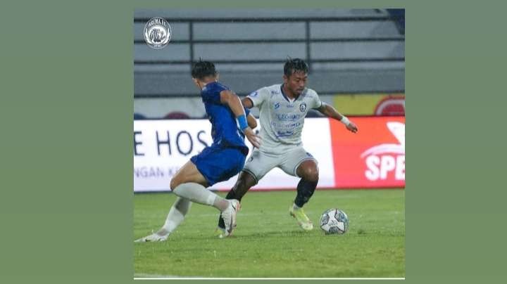 Skuad Arema FC saat laga kontra PSIS Semarang (Instagram:@aremafcofficial)