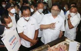 Menko Ekonomi Airlangga Hartarto saat blusukan mengecek harga di  pasar Surabaya ( foto: istimewa)