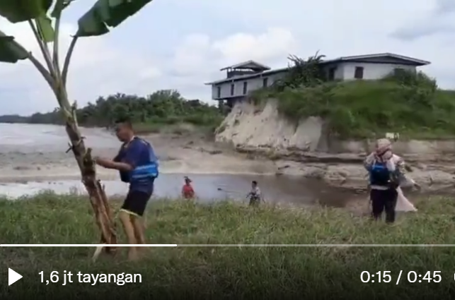 Video gelombang Bono di Riau yang banyak dipresepsikan sebagai gelombang tsunami di Indonesia, oleh netizen dan media asing. (Foto: tangkapan layar)