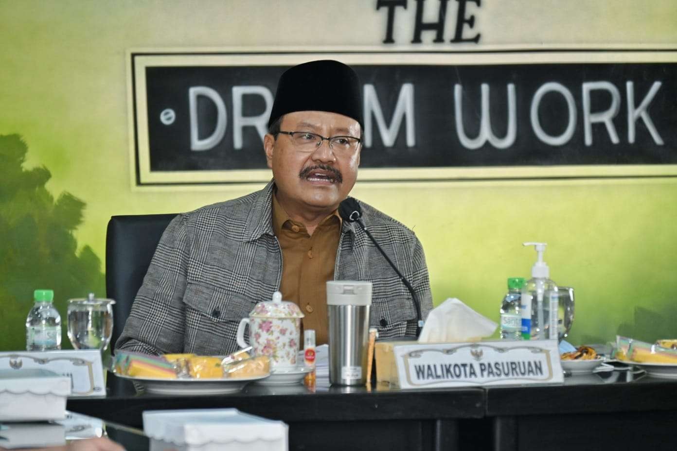 Wali Kota Pasuruan Saifullah Yusuf (Gus Ipul), di sela-sela rekor maraton selama tiga hari bagi seluruh kepala OPD, Selasa, 18 Januari 2022. (Foto: Istimewa)