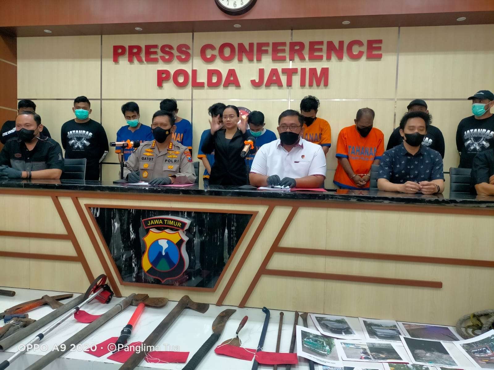 Kabid Humas Polda Jatim, Kombes Pol Gatot Repli Handoko saat mengungkap kasus pencurian kabel PT Telkom di Mapolda Jatim, Surabaya, Selasa 18 Januari 2022.