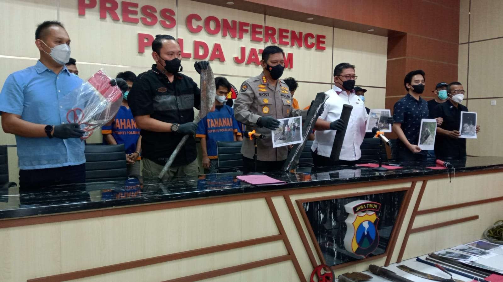 Kabid Humas Polda Jatim, Kombes Pol Gatot Repli Handoko mengungkap kasus pencurian kabel bawah tanah milik PT Telkom di Mapolda Jatim, Surabaya, Selasa 18 Januari 2022.