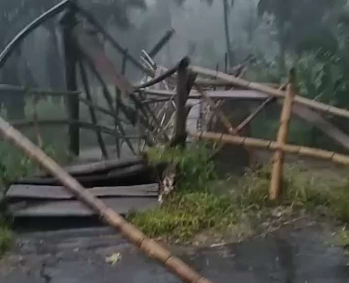 Detik-detik jembatan Klungkung terputus dihantam banjir (Foto: Tangkap layar video)