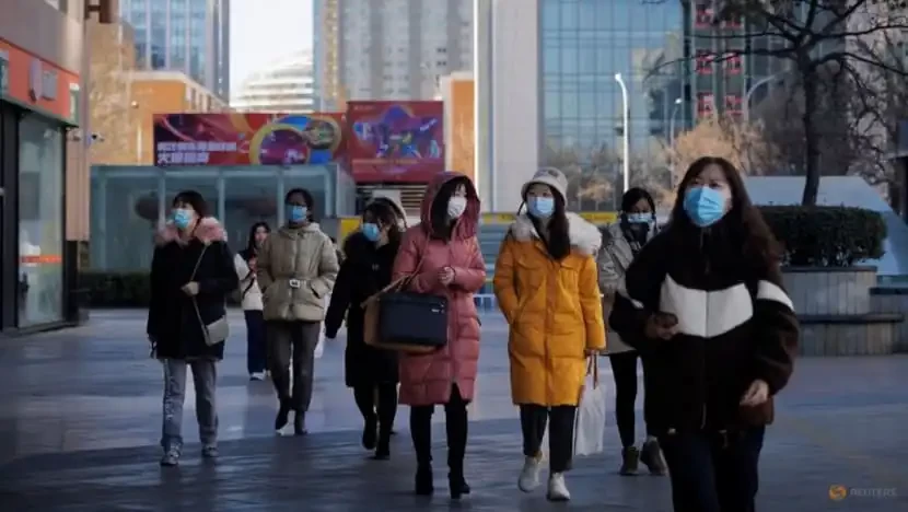 Warga China menggunakan masker, di negeri tersebut telah mengonfirmasi Infeksi Omicron pertama. (Foto: reuters)
