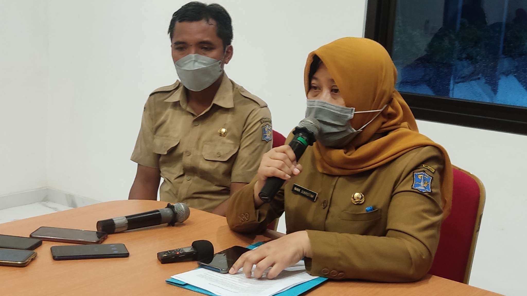 Kepala Dinas Kesehatan Surabaya, Nanik Sukristina (kanan) menjelaskan terkait kondisi Covid-19 di Surabaya, Selasa 18 Januari 2022. (Foto: Fariz Yarbo/Ngopibareng.id)