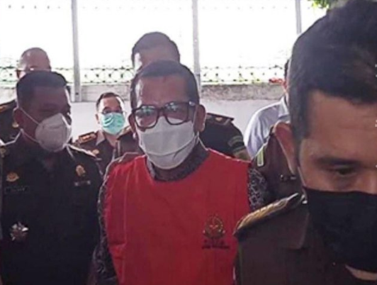 Dekan FISIP Universitas Riau (Unri), Syafri Harto, tersangka kasus pencabulan ditahan kejaksaan. (Foto: Riauonline)