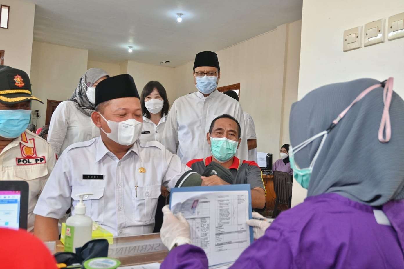 Walikota Pasuruan Saifullah Yusuf (Gus Ipul) menyaksikan langsung "kick off" vaksin booster pertama, Rabu 19 Januari 2022. (Foto: Istimewa)