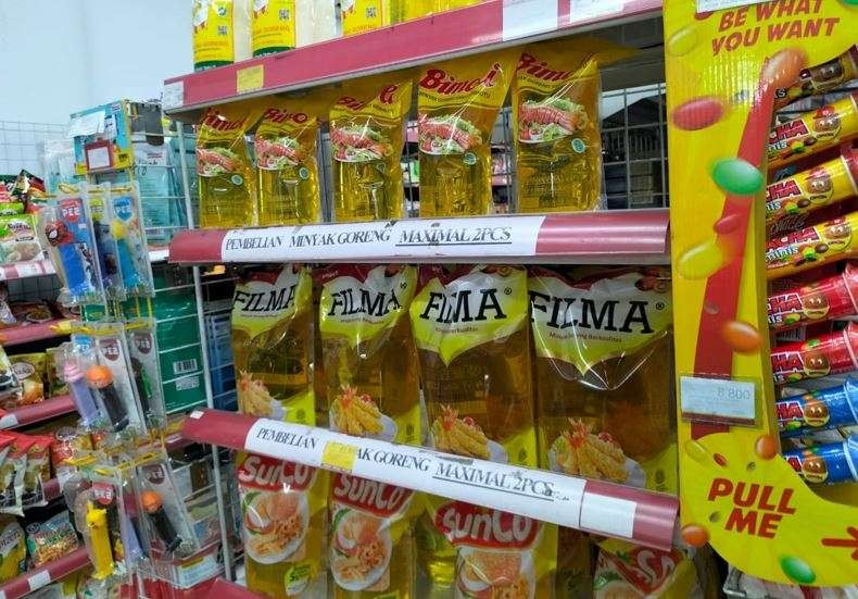 Di beberapa supermarket di Jakarta masih menjual minyak gorengan kemasan dengan harga lama. (Foto: Asmanu Sudarso/Ngopibareng.id)
