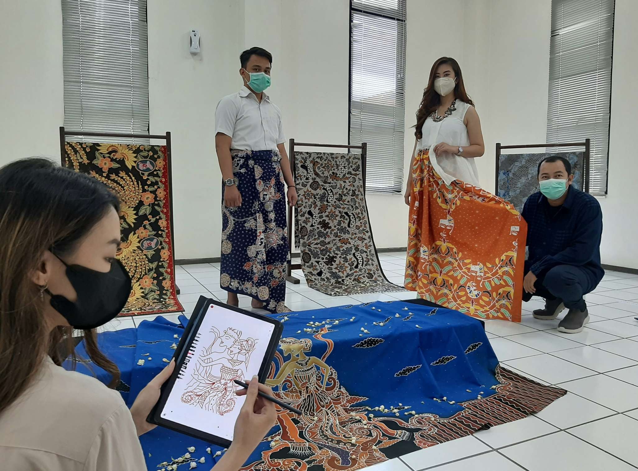 Vassula, mahasiswa Ubaya saat menunjukkan karya batik "Gendhing Sekartaji" hasil karyanya dengan salah satu perajin batik Probolinggo. (Foto: Pita Sari/Ngopibareng.id)