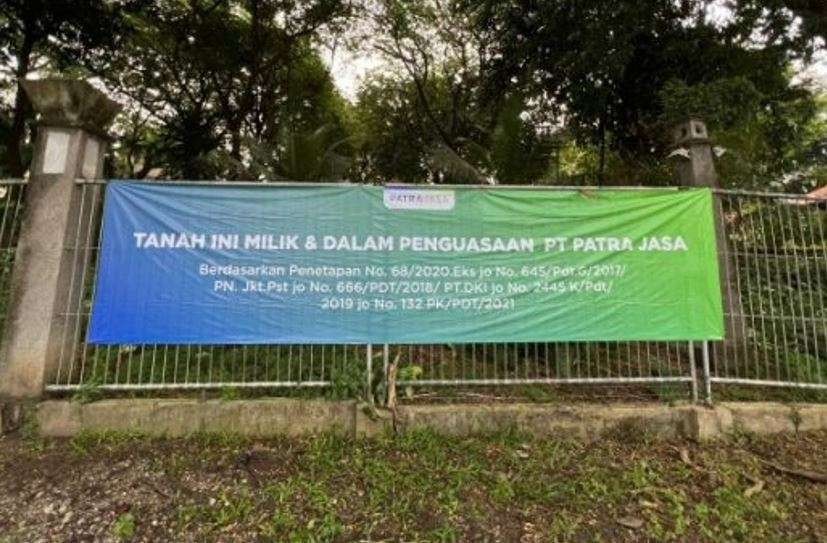 Spanduk bertuliskan "Tanah ini milik dan dalam penguasaan PT Patra Jasa", di pagar Hotel Singgasana Surabaya. Hotel yang sebelumnya bernama Hitlon itu pun kukut. (Foto: Istimewa)