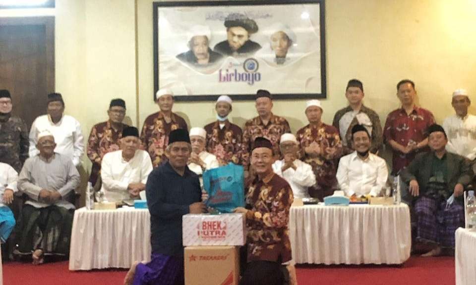 Jajaran kiai PWNU Jawa Timur dan Komunitas Tionghoa serta PITI Jatim. (Foto:istimt)