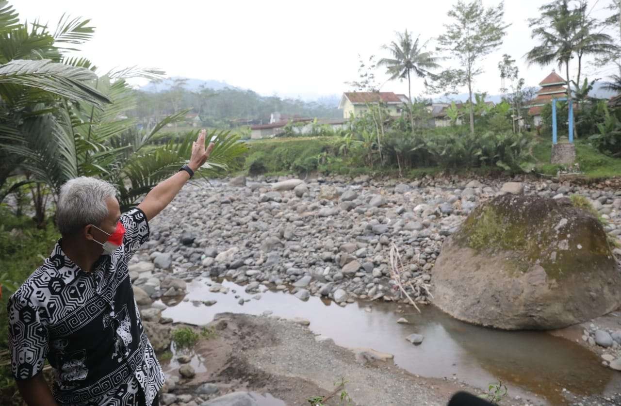 Gubernur Jawa Tengah Ganjar Pranowo saat meninjau Jembatan penghubung Desa Jebenplampitan, Kecamatan Sukoharjo, Kabupaten Wonosobo dengan Desa Larangan, Kecamatan Pagentan, Kabupaten Banjarnegara rusak akibat diterjang banjir pada akhir tahun 2021 lalu. (Foto: Istimewa)