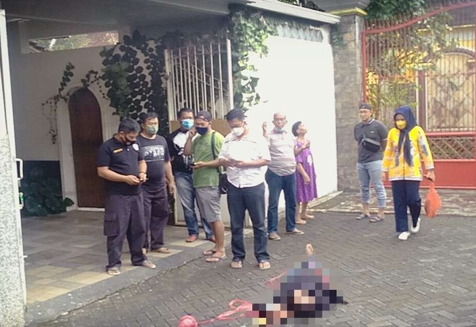 Pelaku pembunuhan terkapar setelah terlibat perkelahian dengan dua warga. (Foto: Rusdi/Ngopibareng.id)