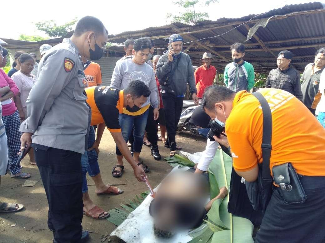 Polisi melakukan olah TKP di Sungai Brantas Mojokerto.(Deni Lukmantara/Ngopibareng)
