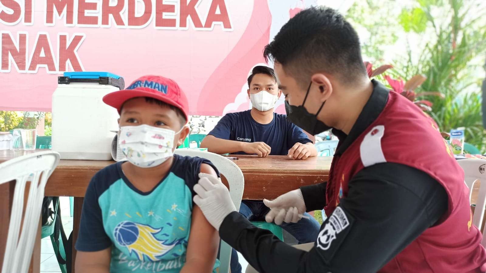 Siswa SD menjalani vaksinasi Covid-19 di Balai Kelurahan Mojopanggung, Kecamatan Giri, Banyuwangi, Jawa Timur. (Foto: Muh Hujaini/Ngopibareng.id)