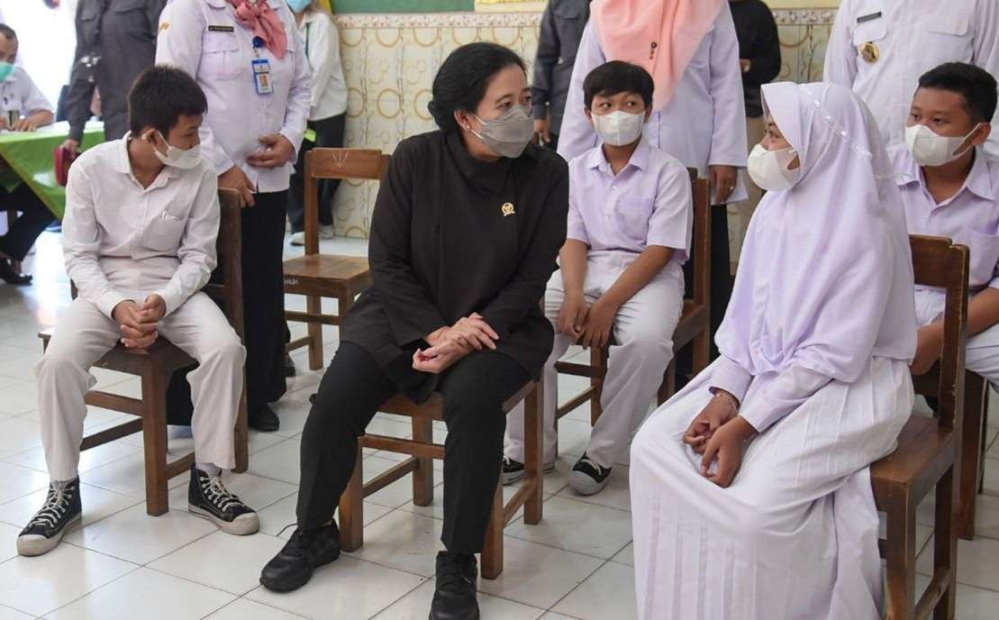 Ketua DPR RI menyapa peserta vaksin anak-anak di SD Boyolali Jawa Tengah. (Foto: Istimewa)