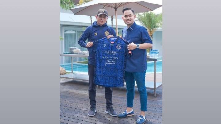 Joko Susilo bersama Presiden Arema FC, Gilang Widya Pramana saat diangkat menjadi Direktur Teknik Akademi Arema (Instagram:@juragan99)