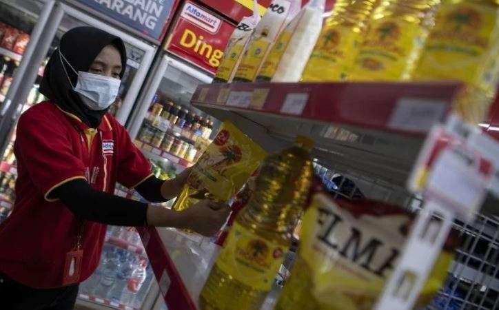 Ilustrasi: Karyawan menyusun minyak goreng kemasan yang dijual di salah satu minimarket di Palembang, Sumatera Selatan, Rabu 19 Januari 2022. (Foto: Antara/Nova Wahyudi)