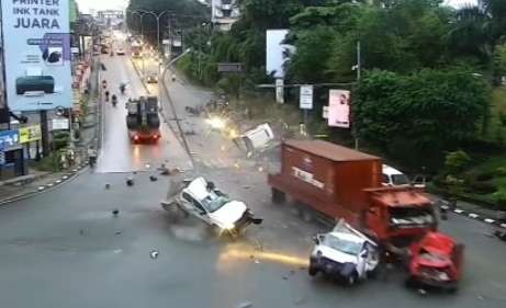 Targedi maut truk tronton menyeruduk puluhan kendaraan bermotor saat menunggu lampu merah traffic light di Simpang Rapak, Balikpapan, Rabu 21 Januari 2022. (Foto: CCTV)