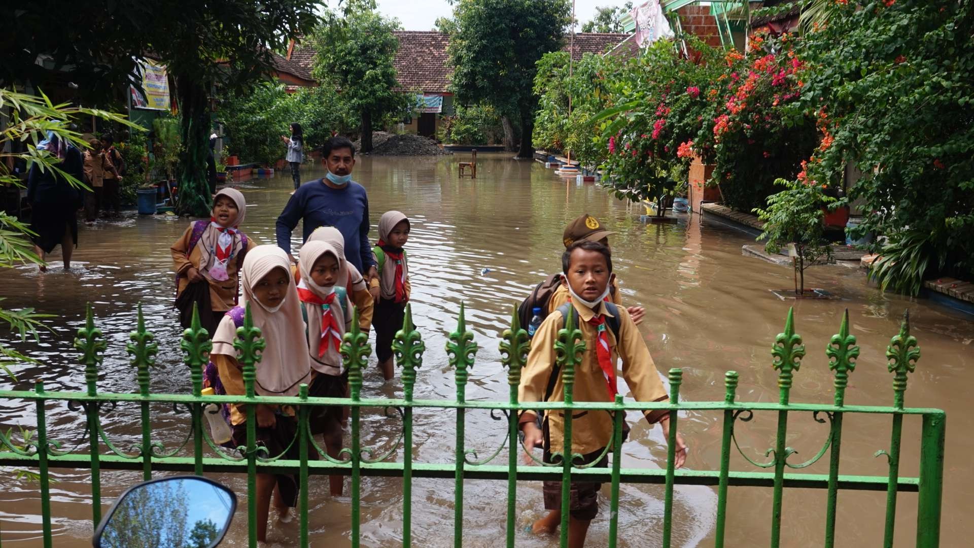 SD Modongan terendam air sekitar 30 cm. (Foto: Deni Lukmantara/Ngopibareng.id)