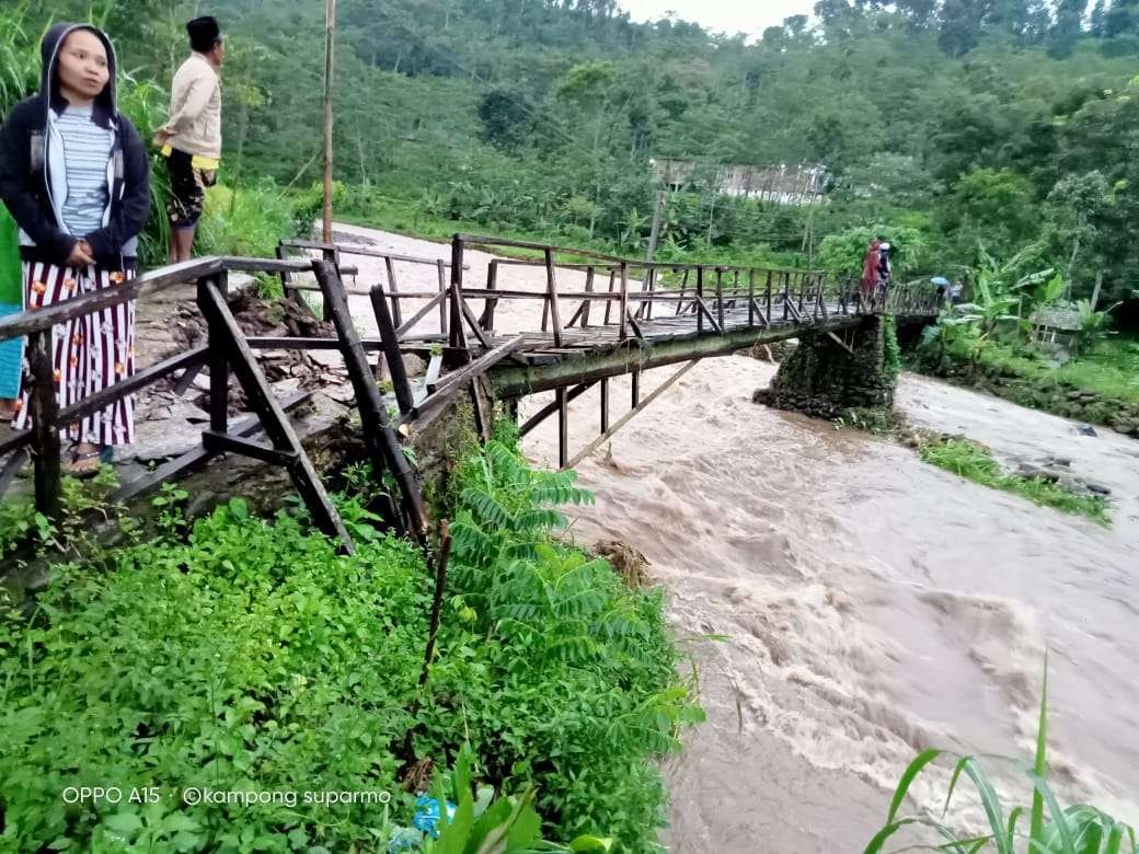 Jembatan penghubung dua desa di Kecamatan Tiris, Kabupaten Probolinggo sebelum roboh dan setelah roboh. (Foto: Ikhsan Mahmudi/Ngopibareng.id)