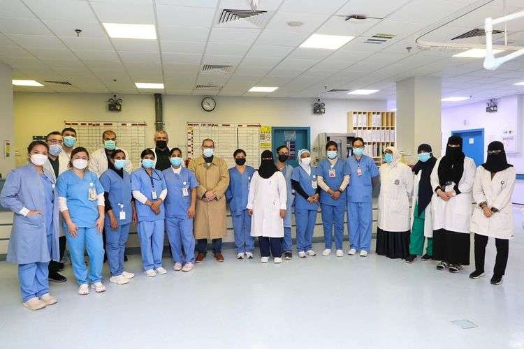 Seorang perempuan Saudi melahirkan 10 bayi kembar, tim medis mengawasi kondisinya di Rumah Sakit Angkatan Bersenjata Raja Salman. (Foto: Saudi Gazette)