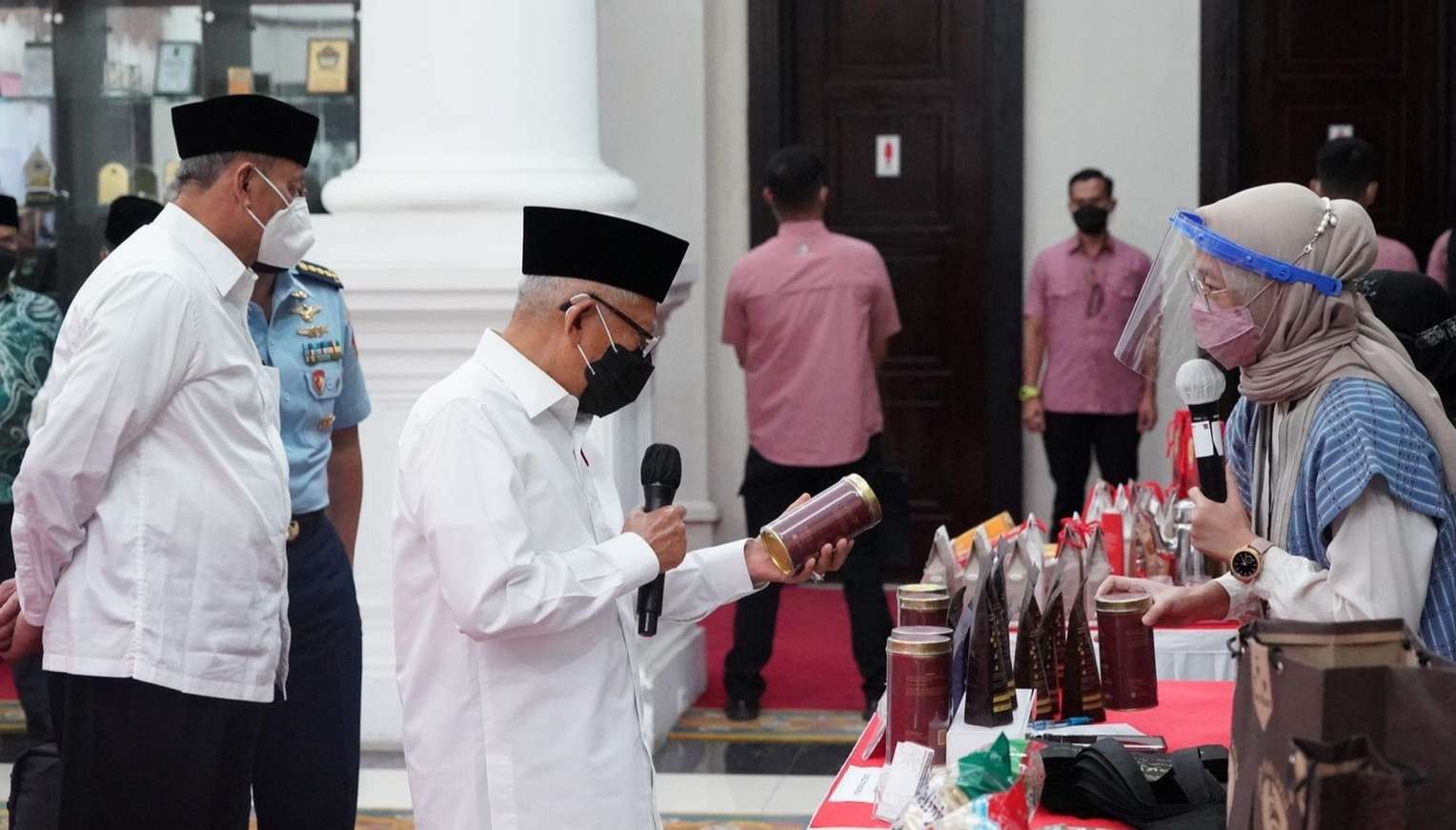 Wapres Ma'ruf Amin didampingi Gubernur Banten Wahidin Halim mendengarkan aspirasi UMKM. (Foto: Setwapres)