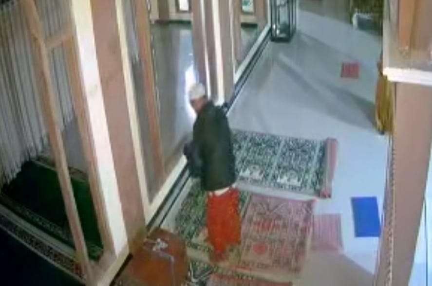 Tangkapan layar video rekaman CCTV pelaku pencurian kotak amal di Banyuwangi, yang menggunakan pakaian muslim lengkap dengan songkoknya. (Foto: istimewa)