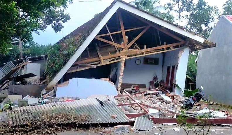 Rumah warga yang rusak karena gempa Lumajang. (Foto: Ikhsan Mahmudi/Ngopibareng.id)