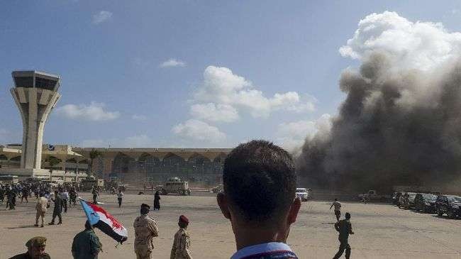 Warga sipil yang berhampuran menyusul serangan udara di Yaman, Timur Tengah. (Foto: AFP)