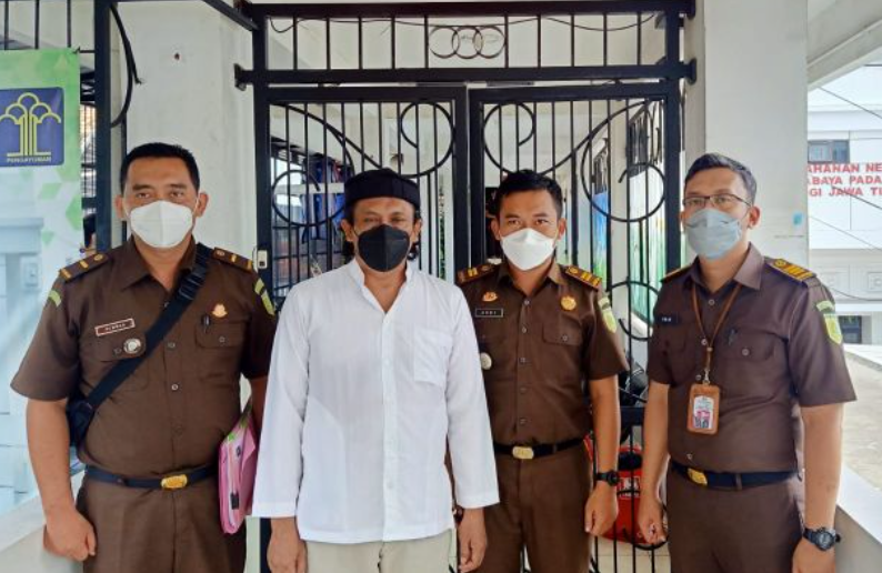 Mantan Direktur Utama PDAM Tirta Cahya Agung Tulungagung, Djoko Hariyanto dijebloskan ke Lapas Tulungagung sebagai terpidana korupsi. (Foto: Elshinta)